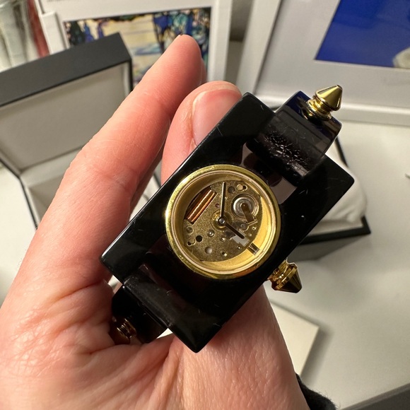Gucci Black and Gold Watch - Picture 4 of 15